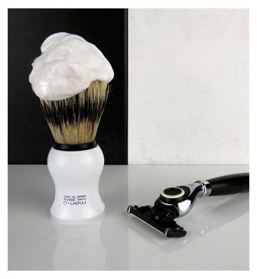 men-ü White Barbier62e Pure Bristle Shaving Brush with stand & free 15ml shave crème buddy
