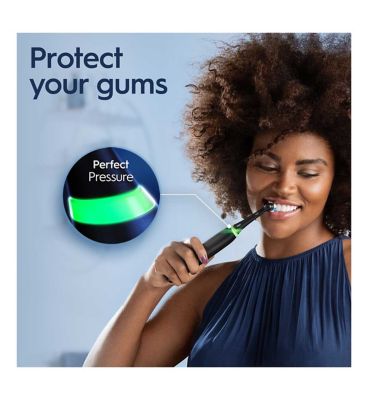 Oral-B iO4 Black Electric Toothbrush Radiant Whitening Gift Set