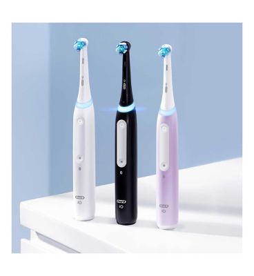 Oral-B iO4 Black Electric Toothbrush Radiant Whitening Gift Set