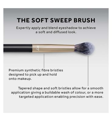 No7 Pro Artist The Soft Sweep Fluffy Eyeshadow Brush